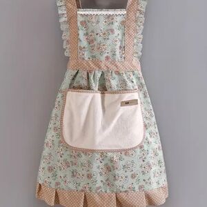 Floral Apron with Pocket Ruffle Details